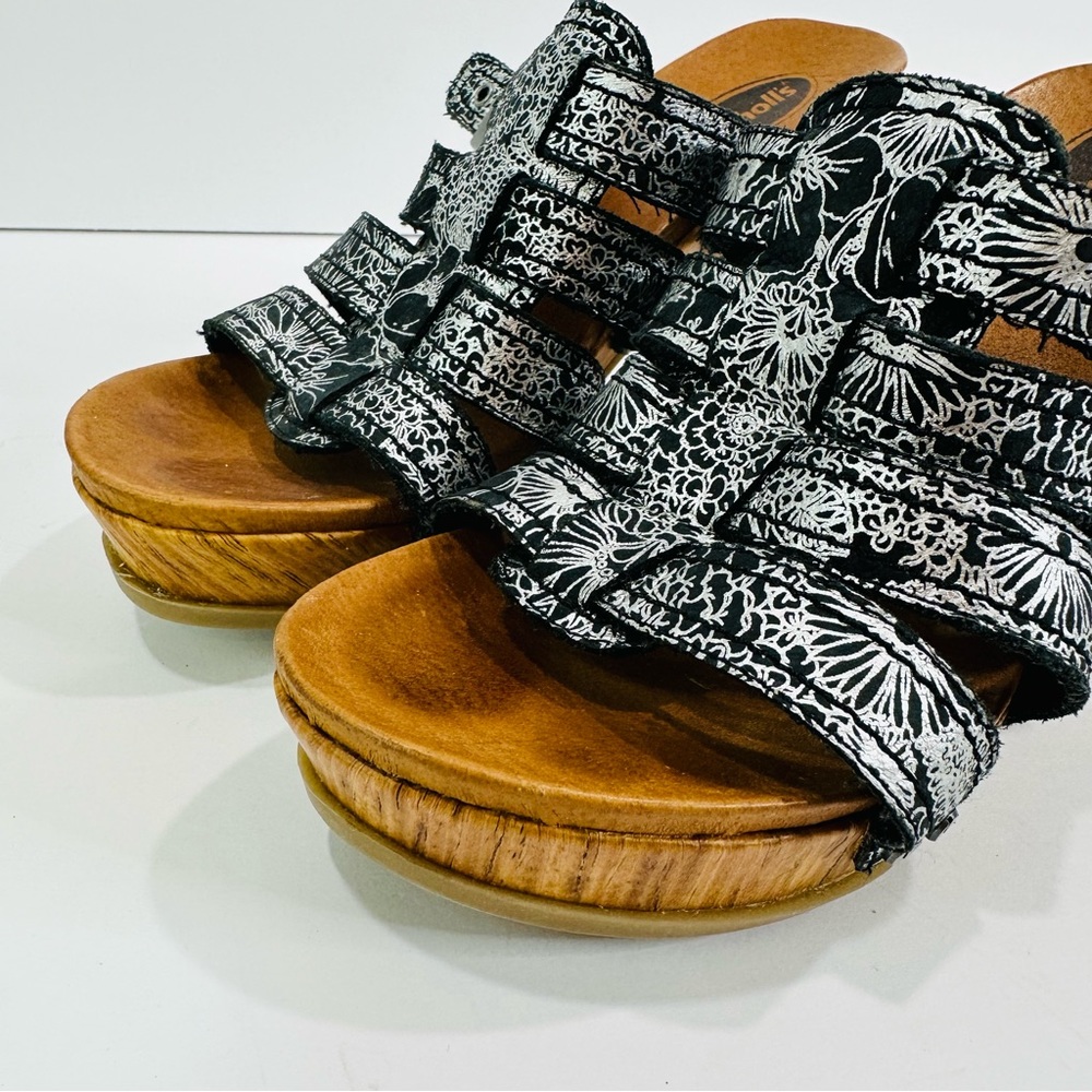 ULTRA RARE DR SCHOLL’S 3” SIZE 6 PLATFORM SANDALS BLACK WITH SILVER PATTERN - Picture 2 of 9